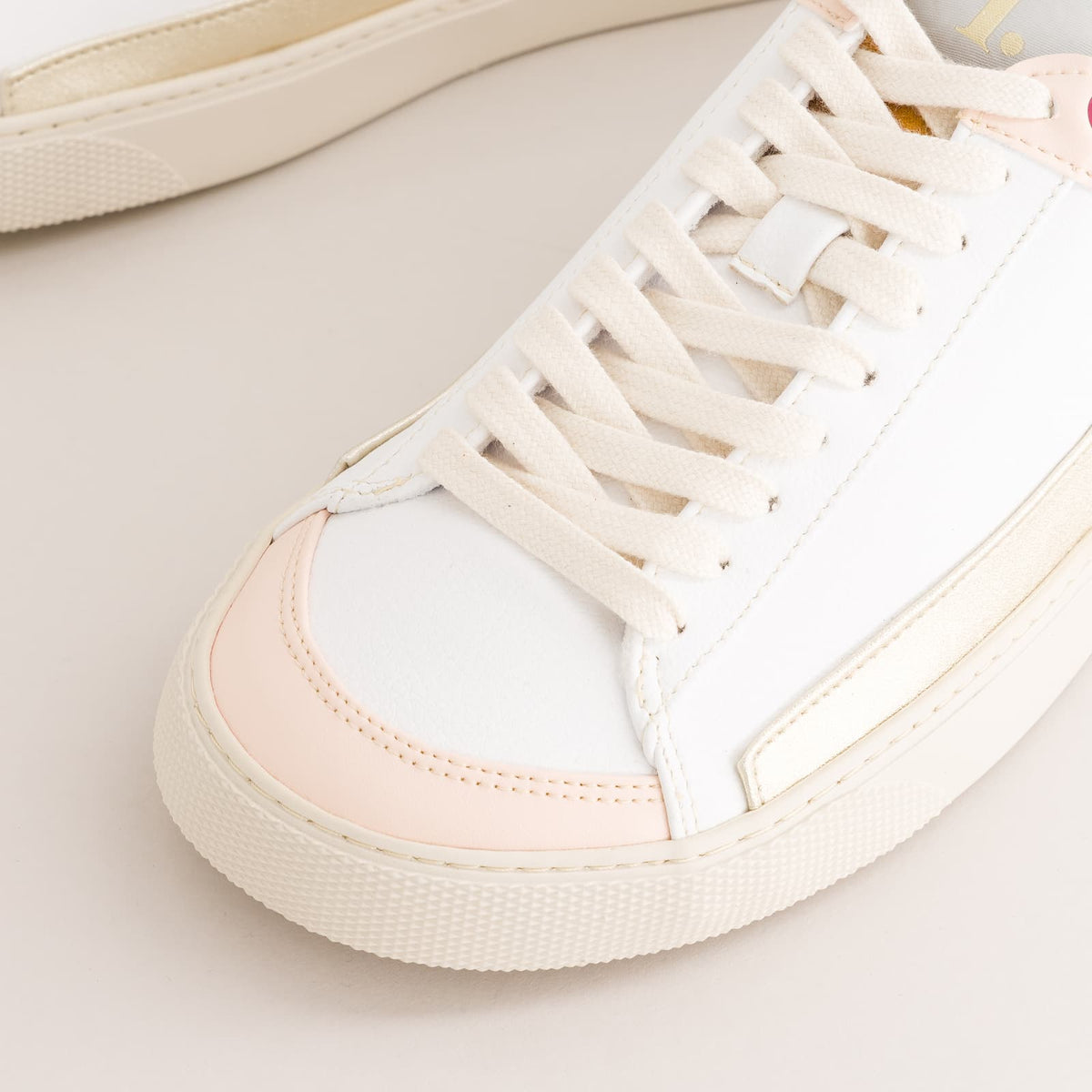 zoom on a large toe box
