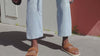 Différentes scènes où des personnes portent des sandales barefoot de styles différents.